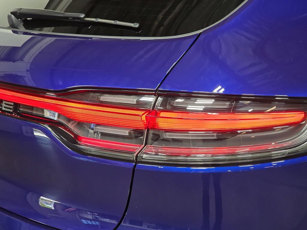 Certified 2025 Porsche Macan AWD/4WD image 30