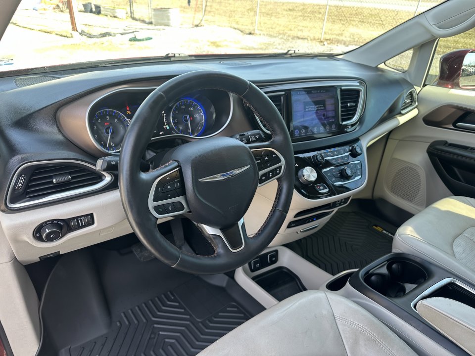 Used 2017 Chrysler Pacifica Touring-L Plus w/ Advanced Safetytec Group FWD image 9