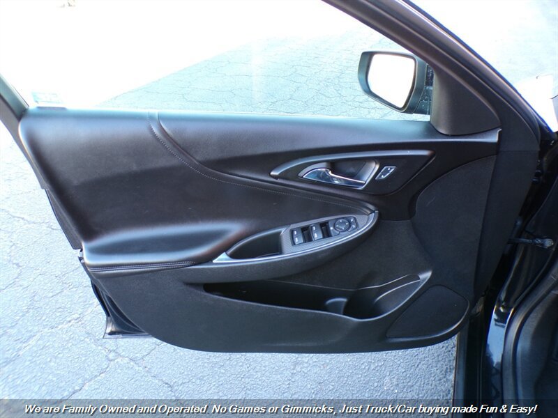Used 2019 Chevrolet Malibu LT w/ Leather Package FWD image 12
