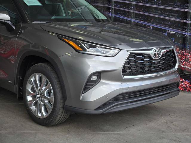 Certified 2026 Toyota Highlander Limited AWD/4WD image 2