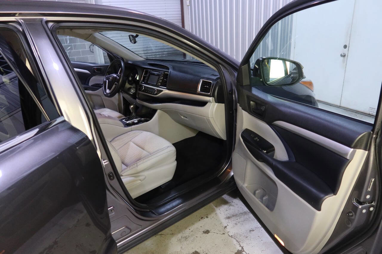 Used 2014 Toyota Highlander Plus AWD/4WD image 12
