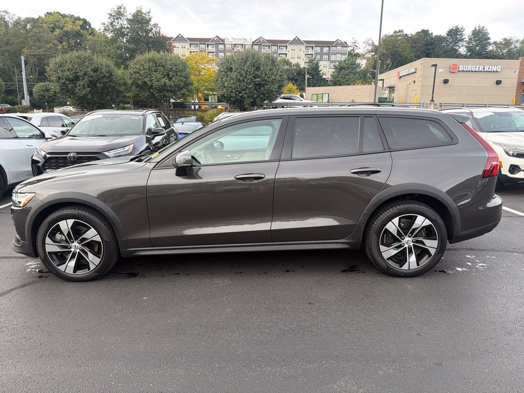 Certified 2025 Volvo V60 B5 Cross Country Plus AWD/4WD image 3