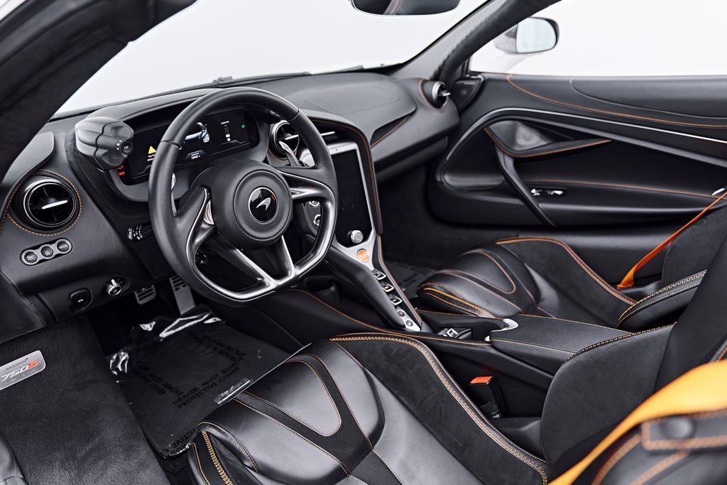 Used 2025 McLaren 750S Spider RWD image 2
