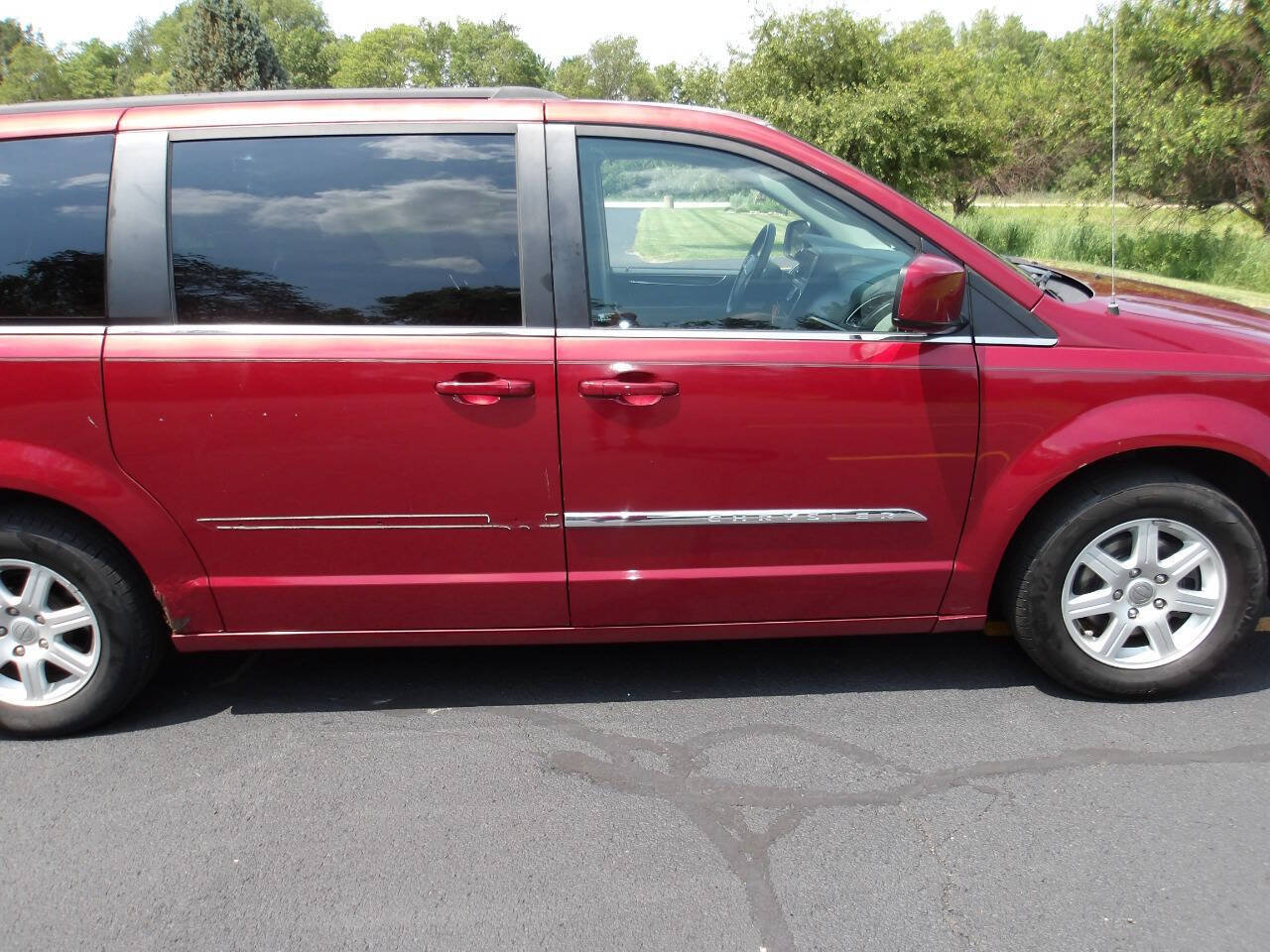 Used 2011 Chrysler Town & Country Touring FWD image 32
