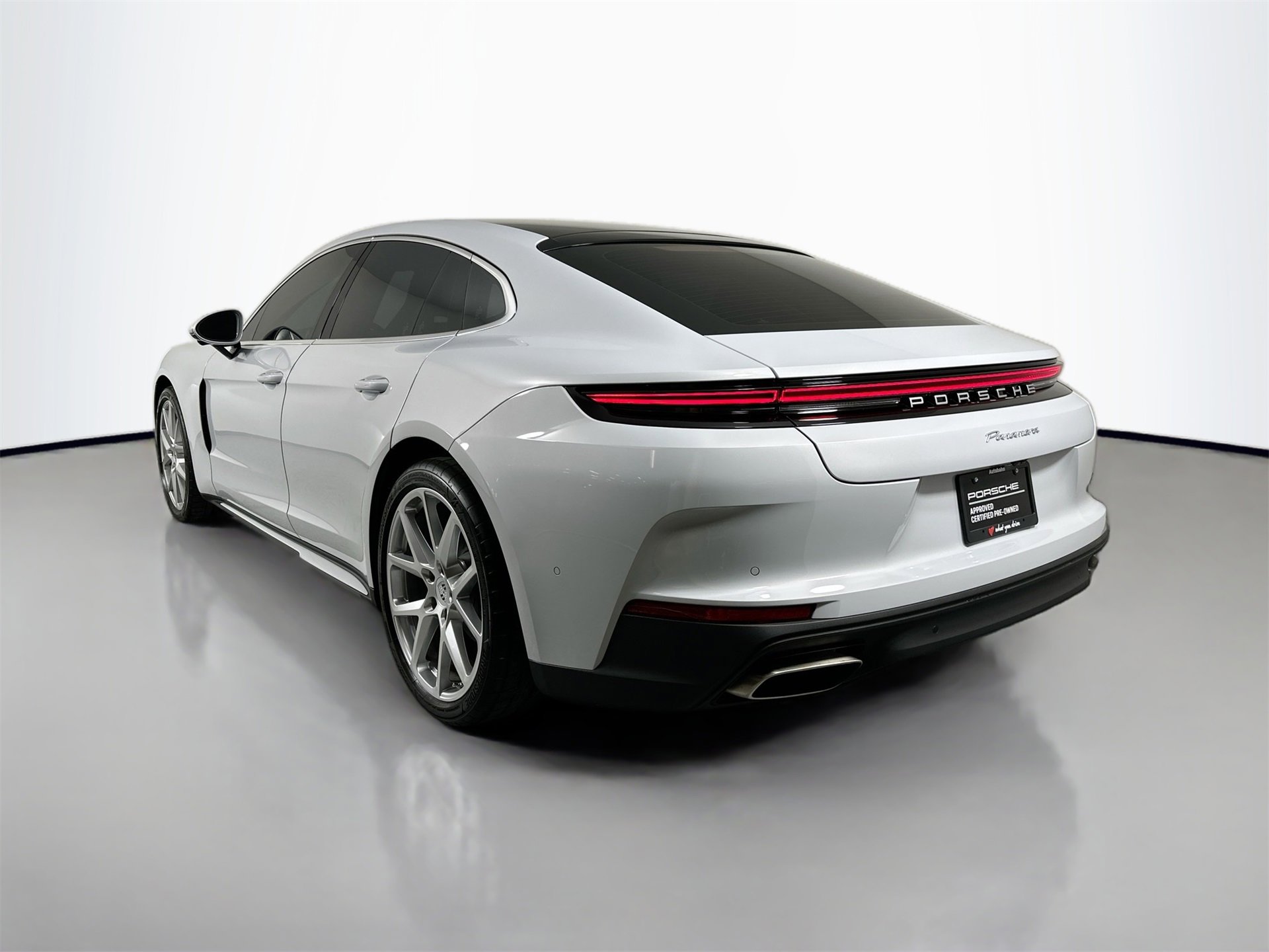 Certified 2025 Porsche Panamera image 3