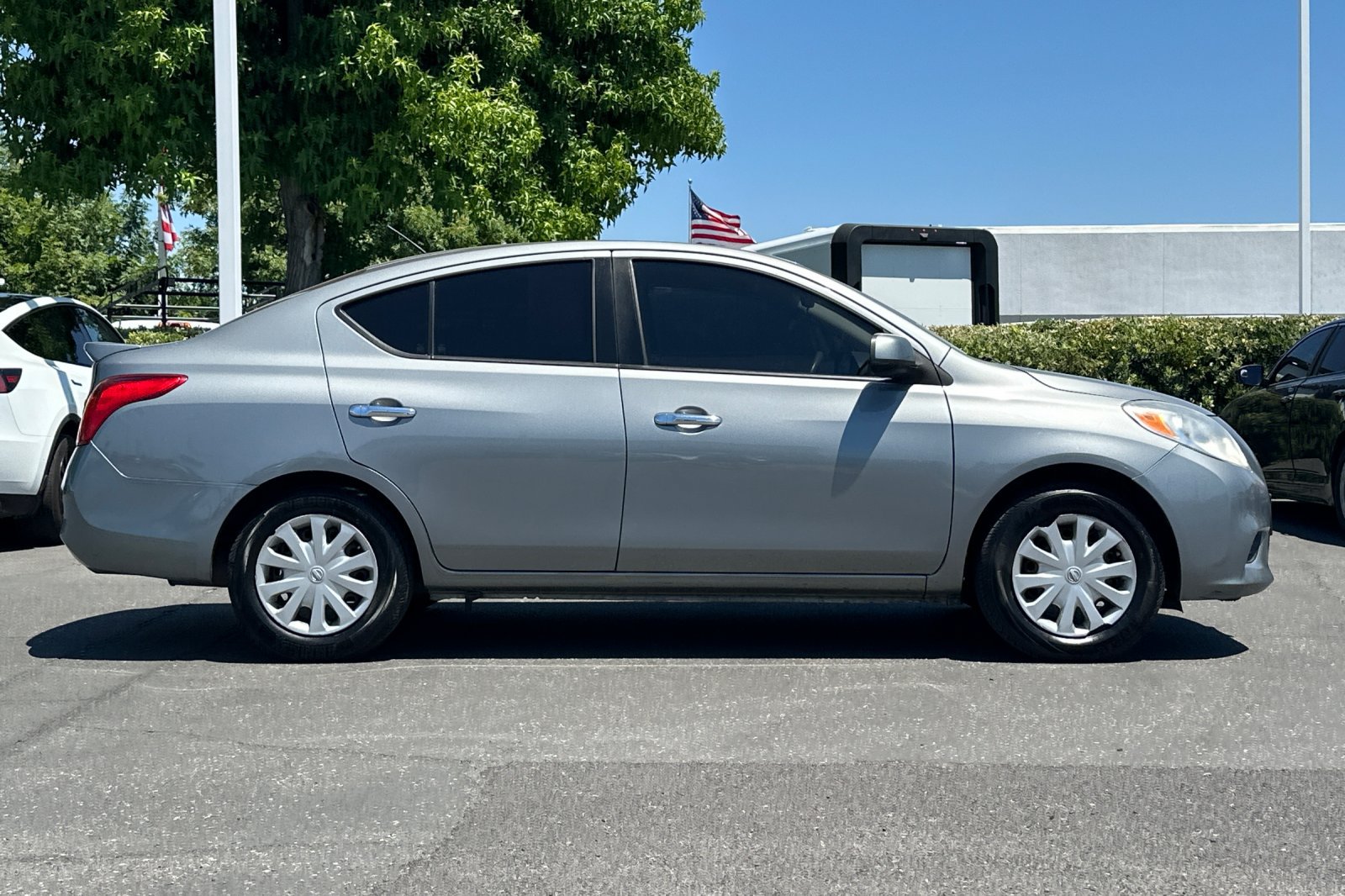 Used 2014 Nissan Versa SV FWD image 3