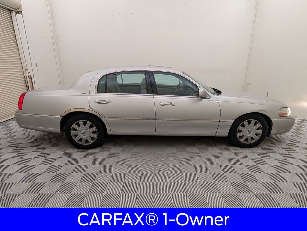 Used 2004 Lincoln Town Car Ultimate image 2