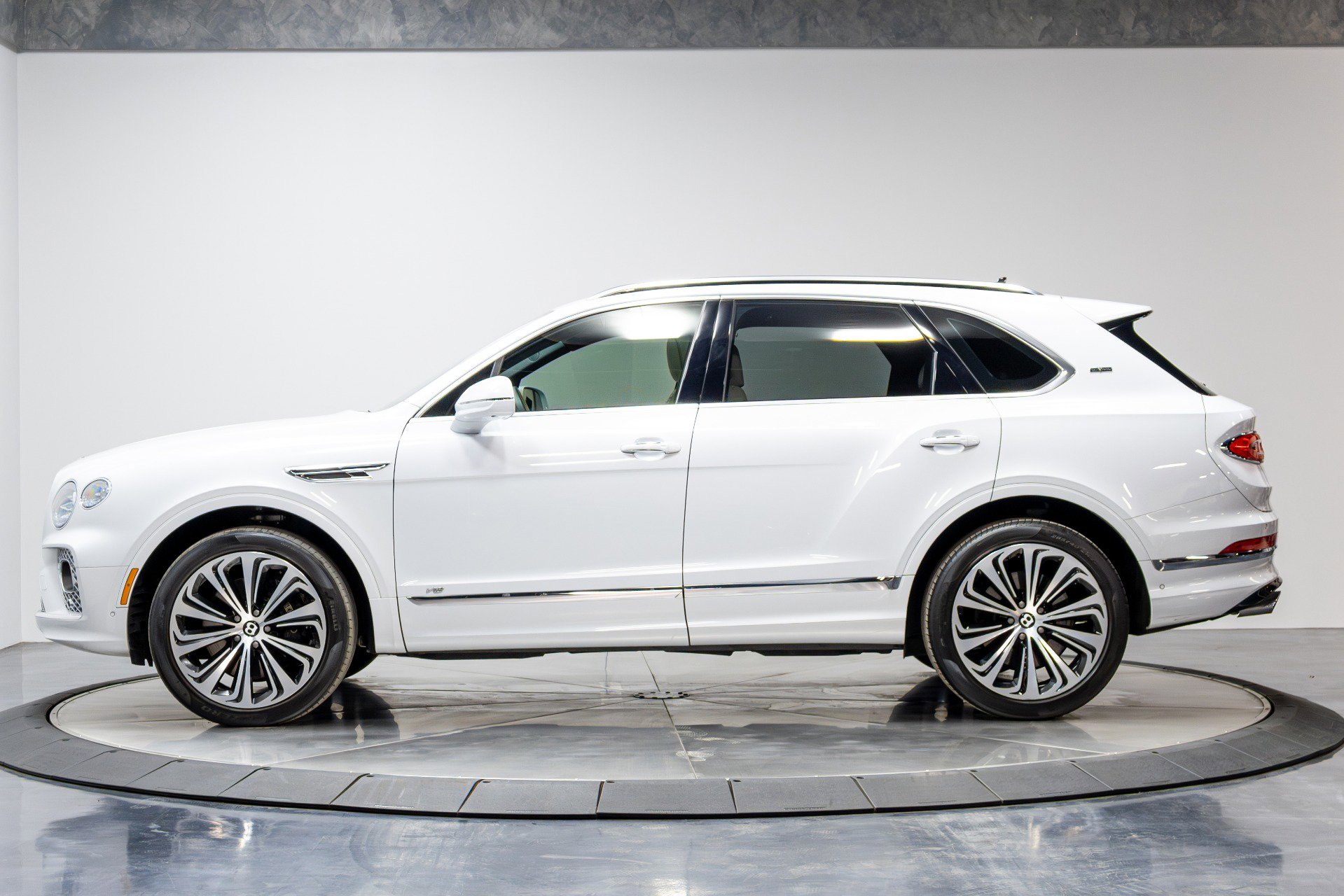 Used 2021 Bentley Bentayga w/ First Edition Specification image 44