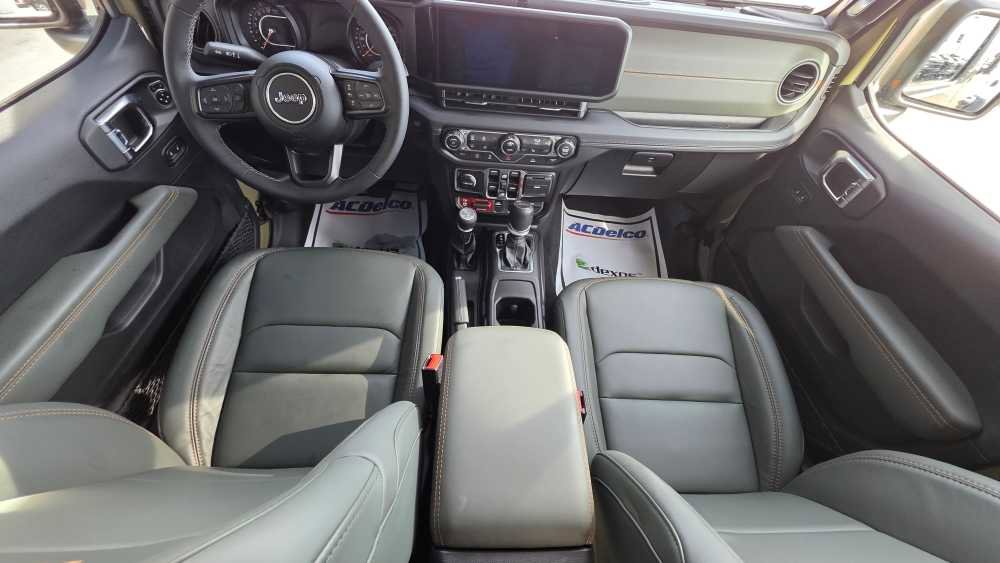 Used 2025 Jeep Gladiator Mojave w/ Convenience Group AWD/4WD image 19