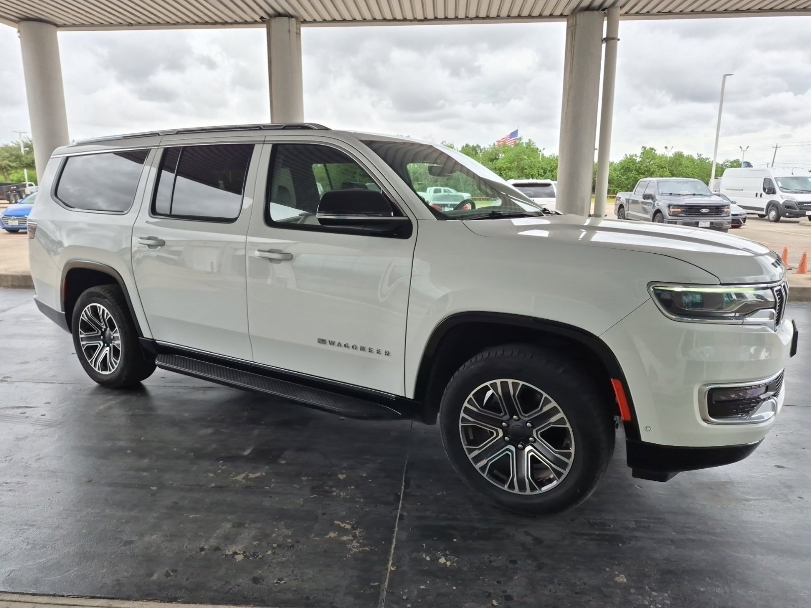 Used 2024 Jeep Wagoneer L Series II w/ Flexible Seating Group RWD image 4