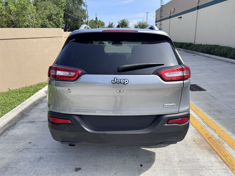 Used 2017 Jeep Cherokee Latitude FWD image 6