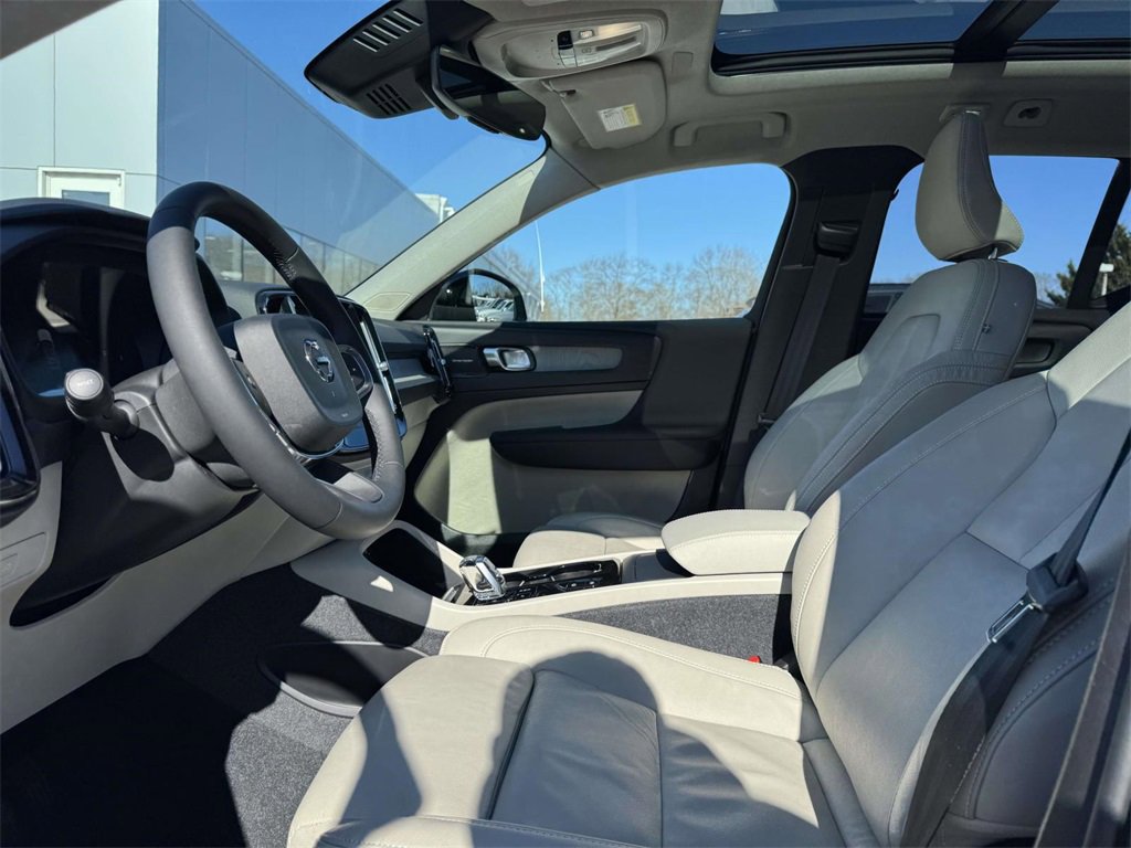 Used 2023 Volvo XC40 B5 Plus w/ Driver Assist Package image 13