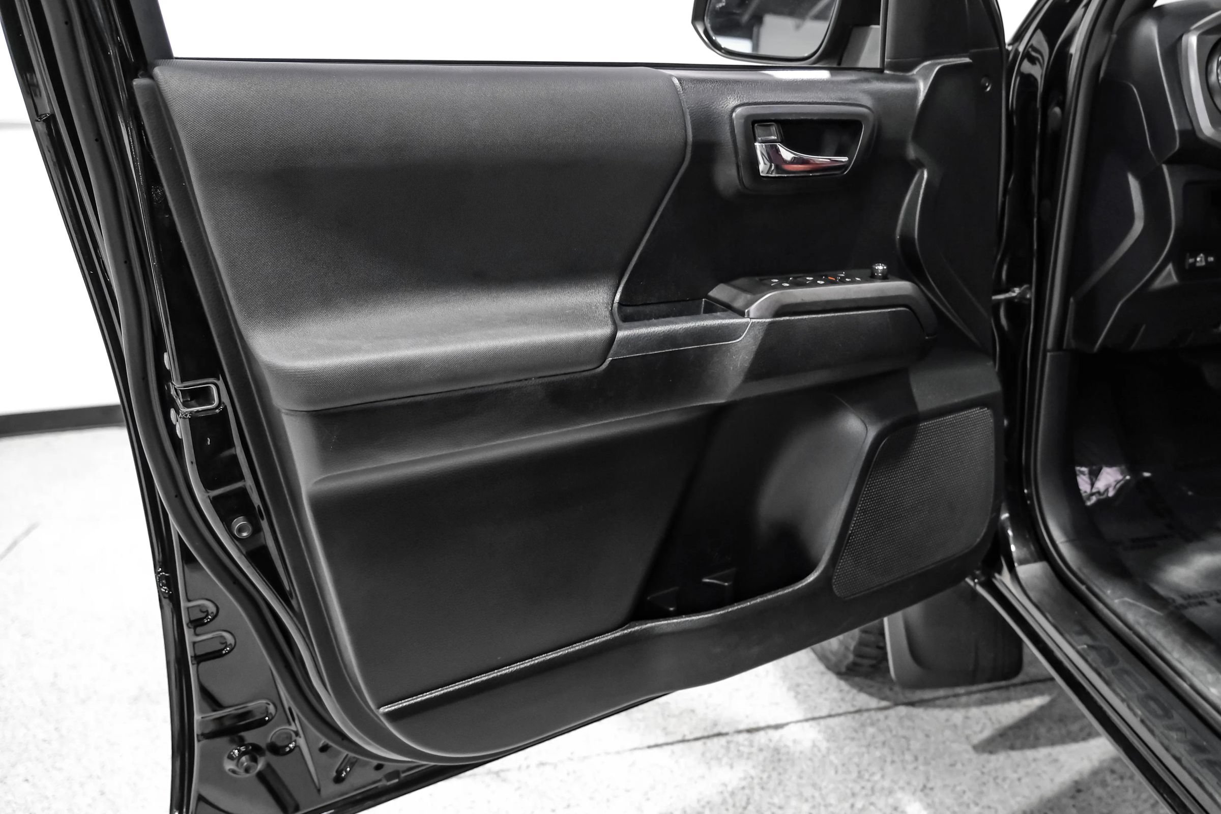 Used 2017 Toyota Tacoma TRD Sport w/ Premium & Technology Package AWD/4WD image 41
