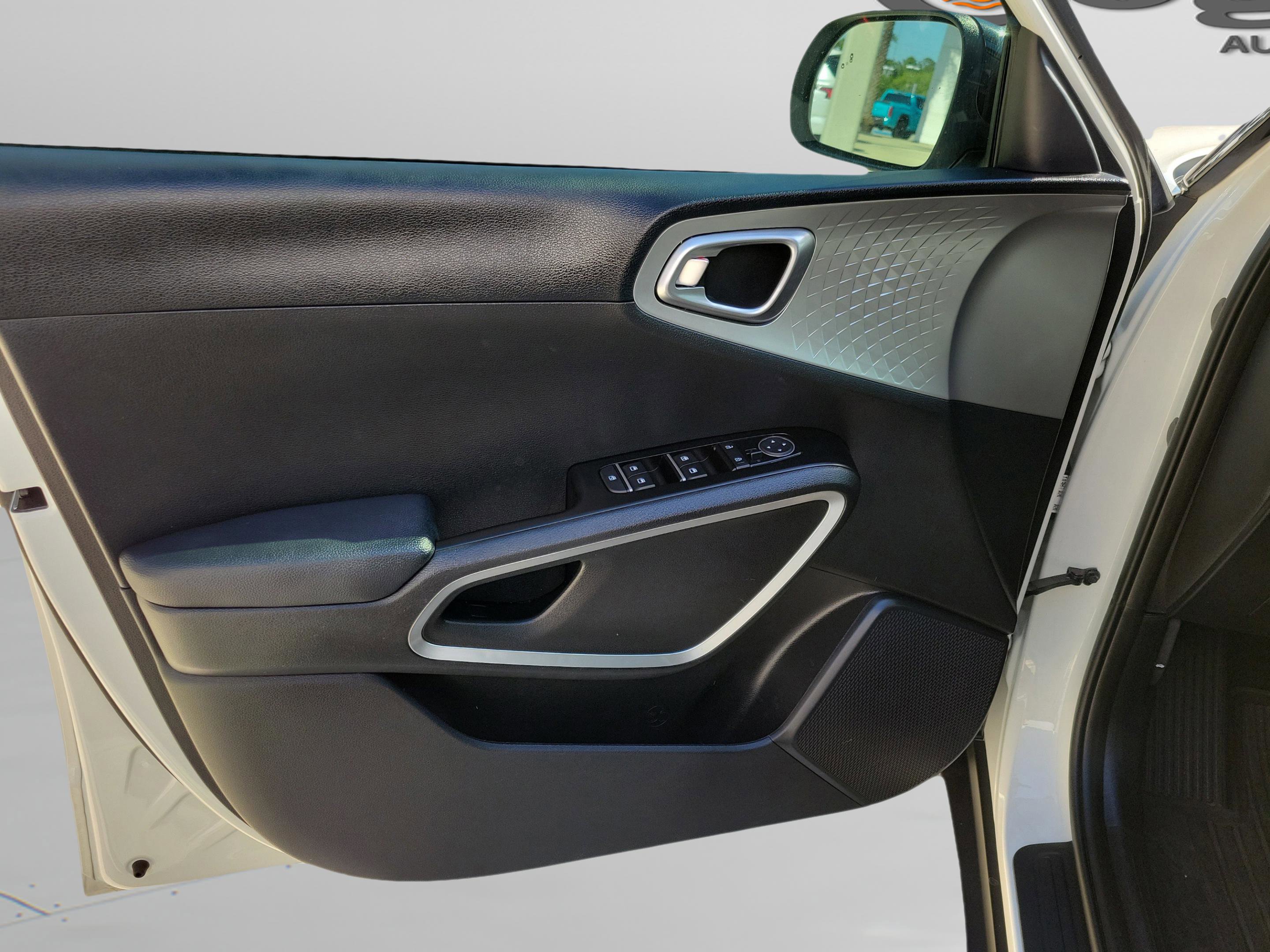 Used 2024 Kia Soul S FWD image 27