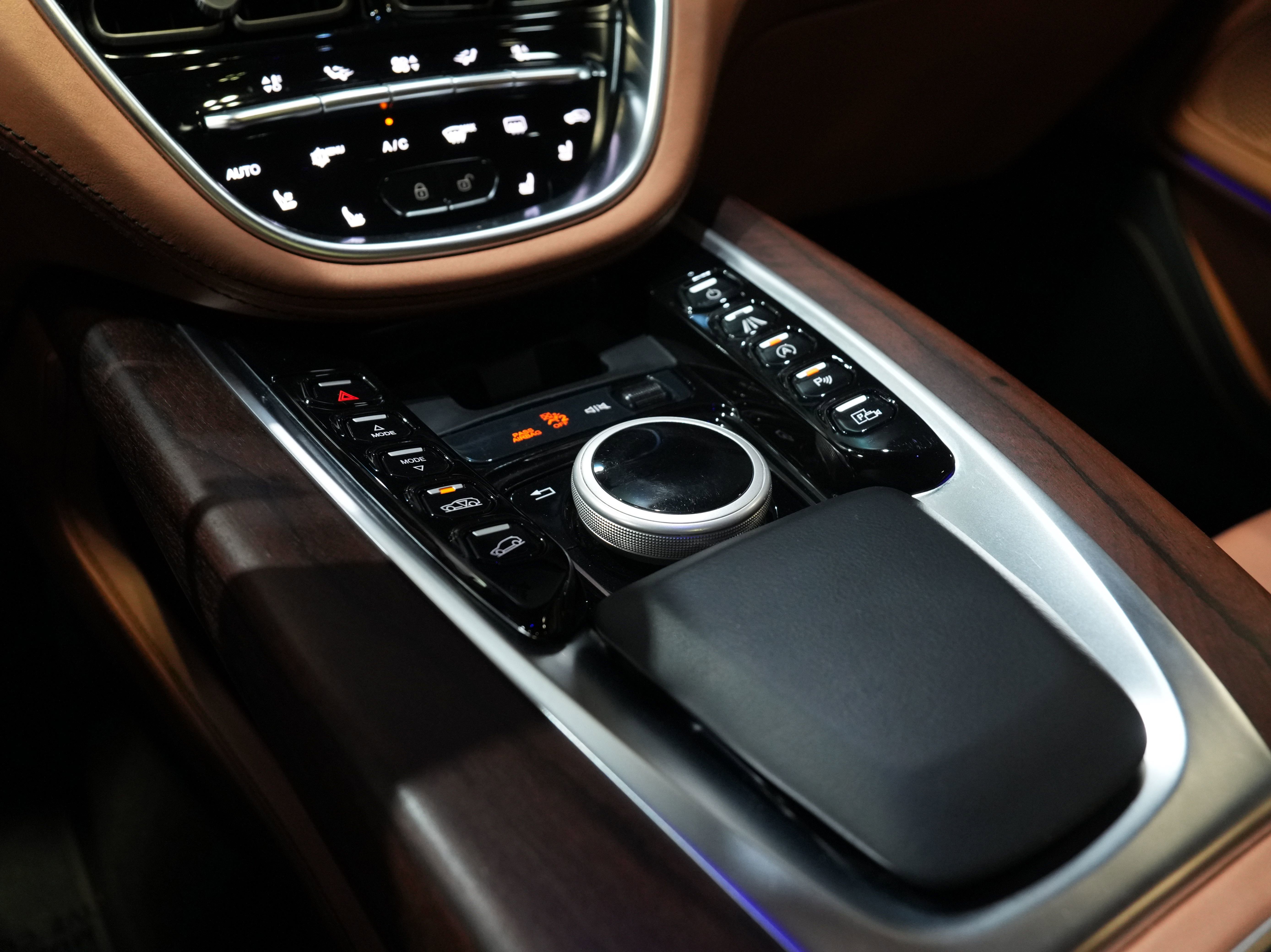 Used 2021 Aston Martin DBX AWD/4WD image 46
