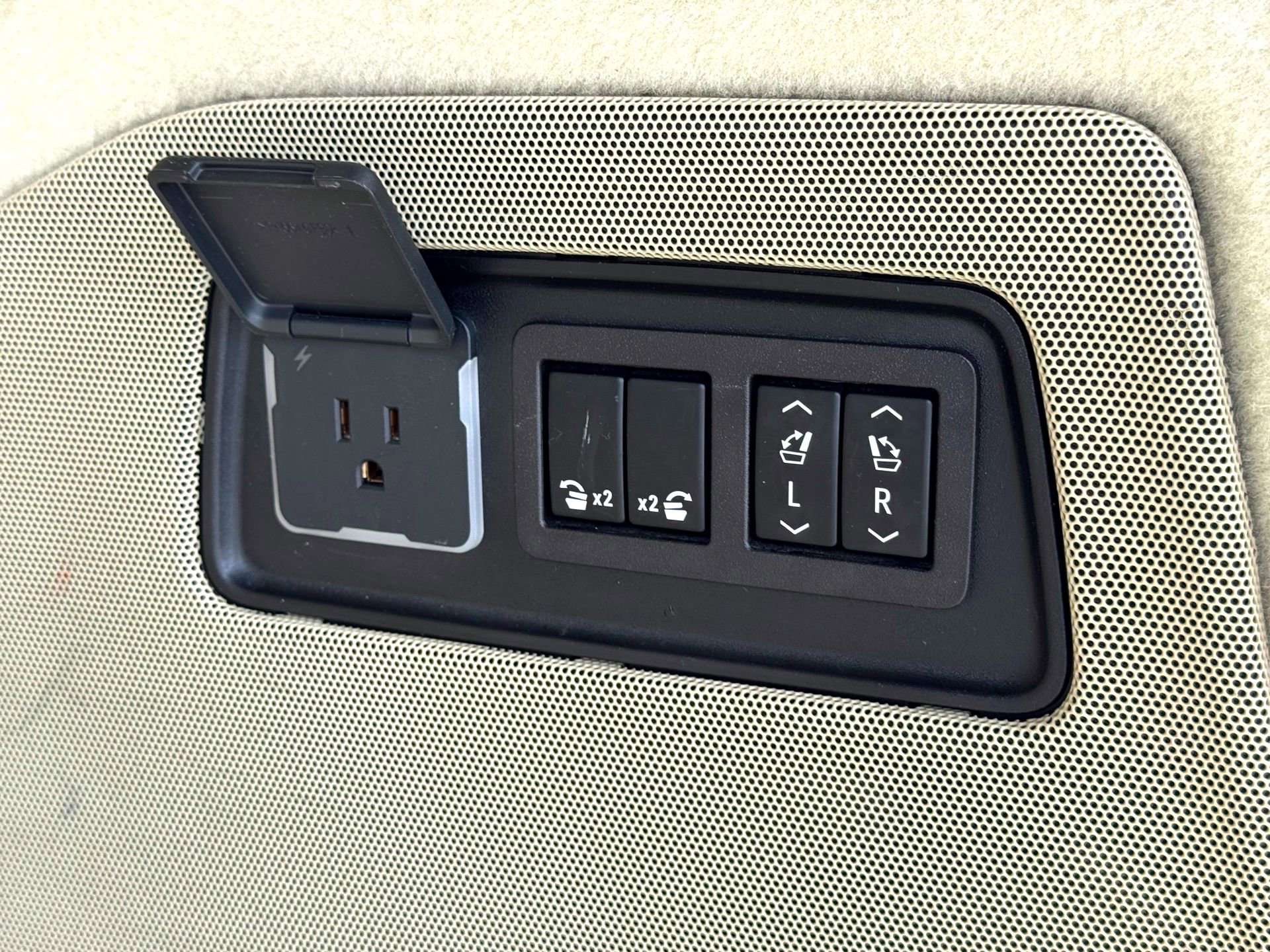 Used 2023 Cadillac Escalade Premium Luxury image 9