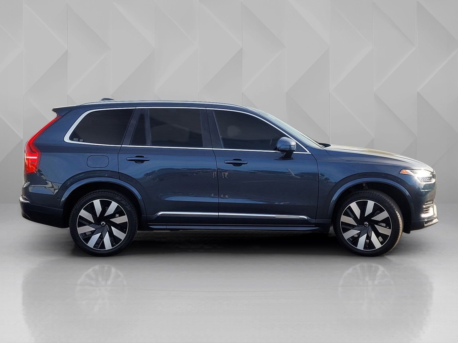 Certified 2024 Volvo XC90 T8 Ultimate w/ Protection Package Premier image 7