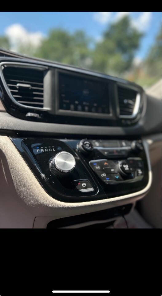 Used 2020 Chrysler Voyager LX image 9