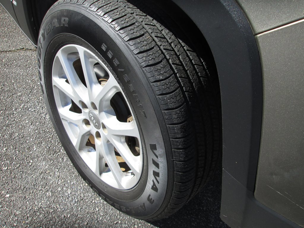 Used 2017 Jeep Cherokee Latitude w/ Comfort/Convenience Group image 7