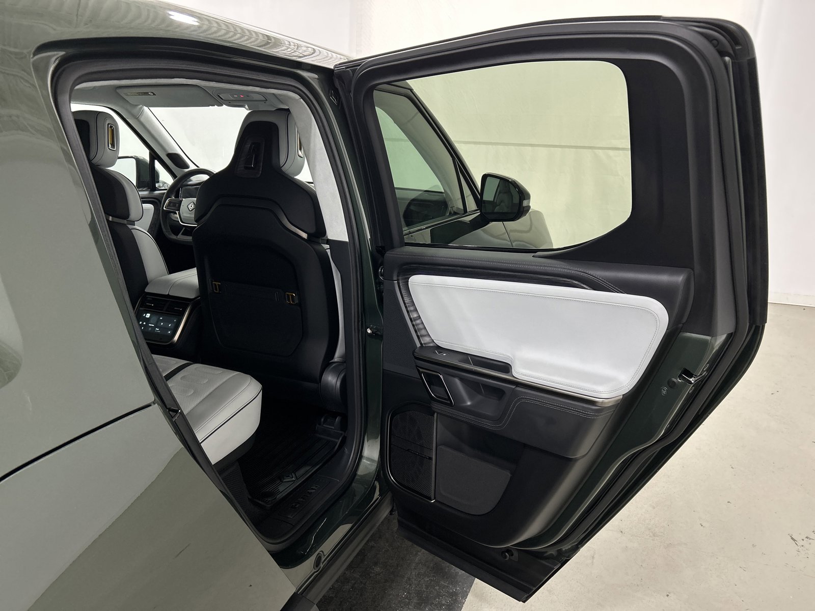 Used 2022 Rivian R1T Adventure image 19