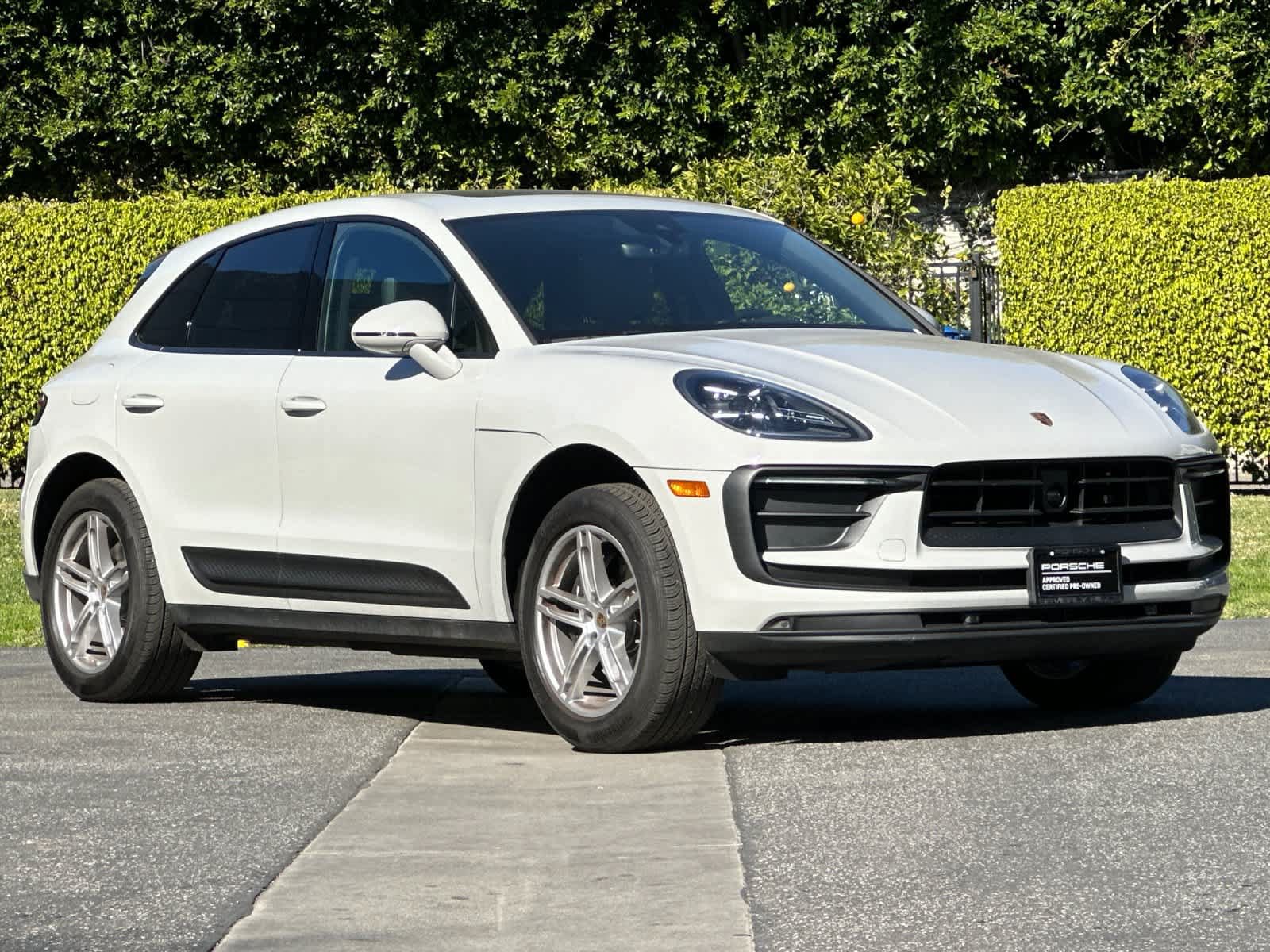 Certified 2025 Porsche Macan AWD/4WD image 10