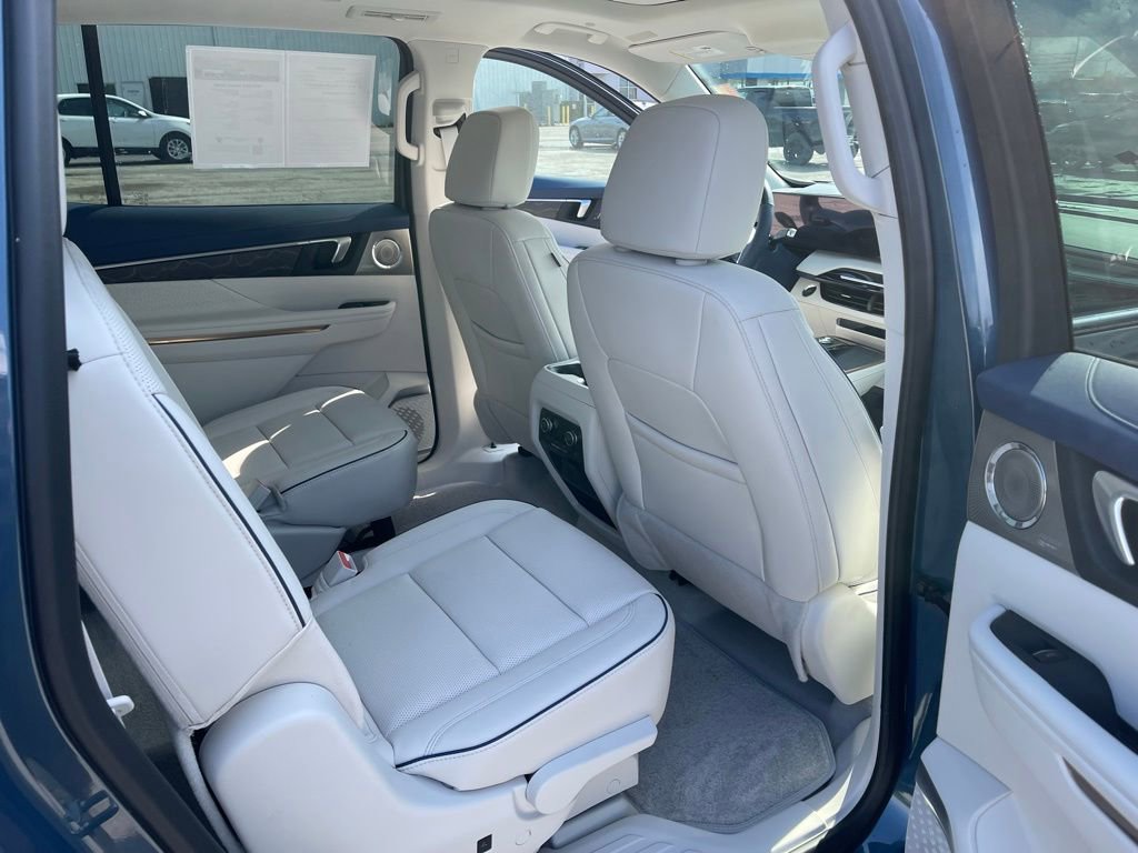 Used 2025 Buick Enclave Avenir FWD image 17
