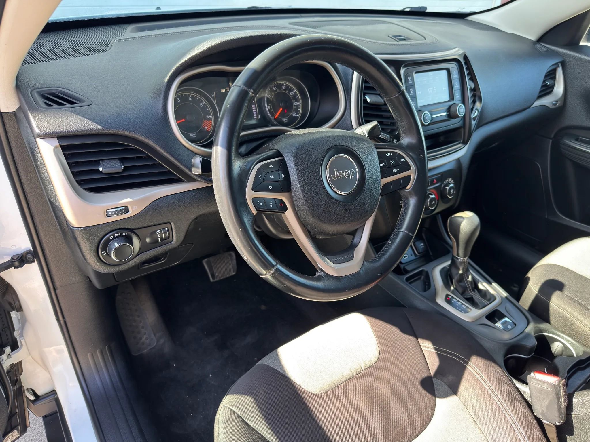 Used 2015 Jeep Cherokee Sport FWD image 3
