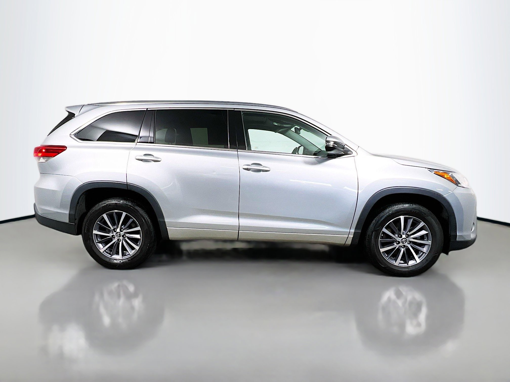 Used 2017 Toyota Highlander XLE image 3