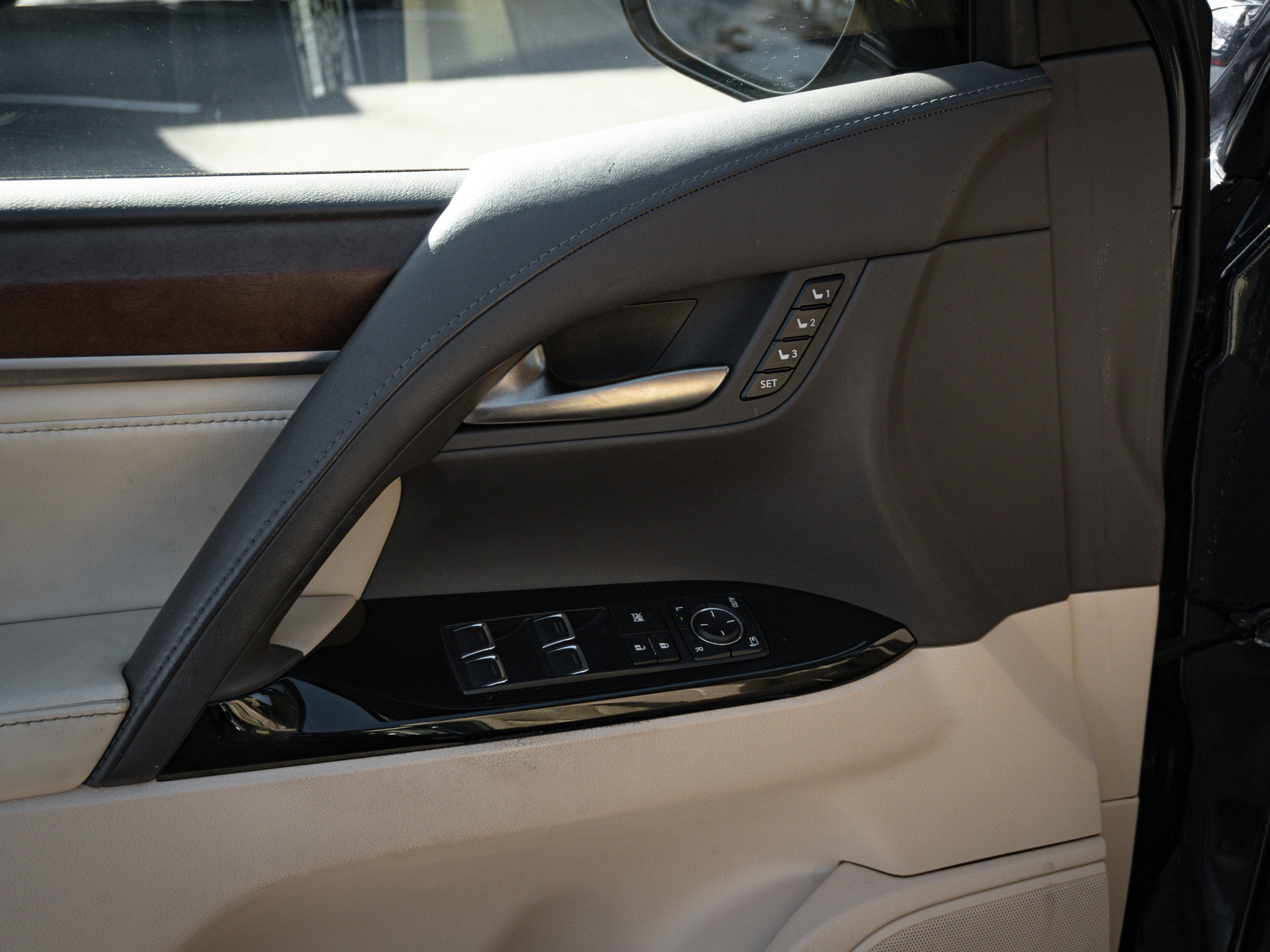 Used 2018 Lexus LX 570 4WD w/ Luxury Package image 15