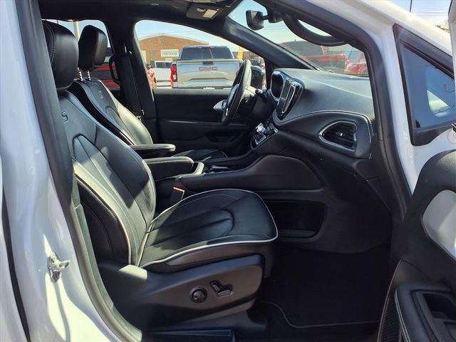 Used 2025 Chrysler Pacifica Limited image 13