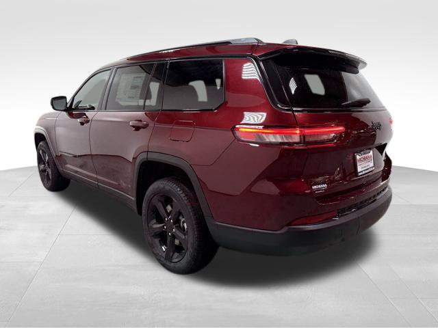 Used 2025 Jeep Grand Cherokee L Limited w/ Black Appearance Package AWD/4WD image 11