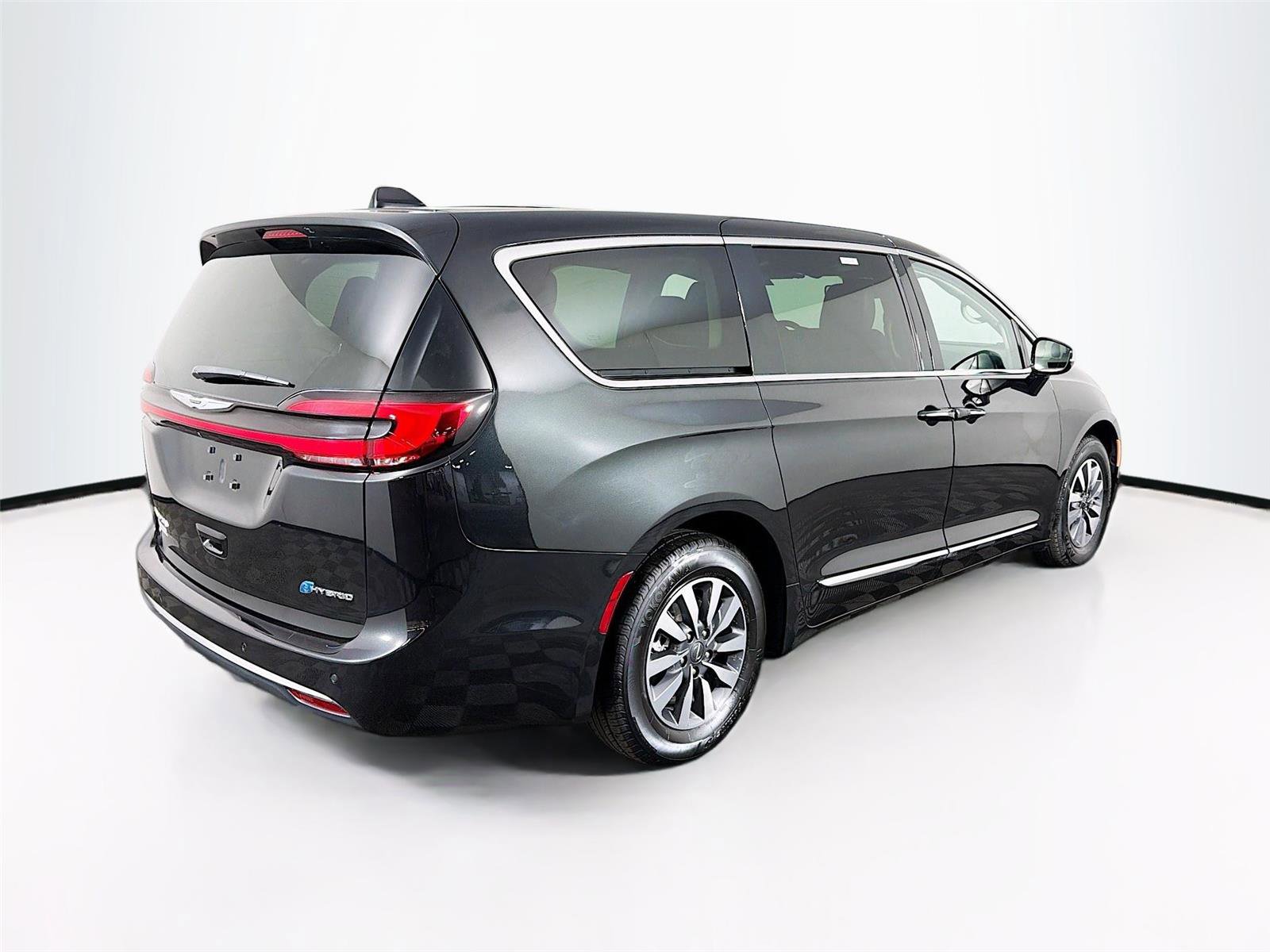 Used 2023 Chrysler Pacifica Limited FWD image 7