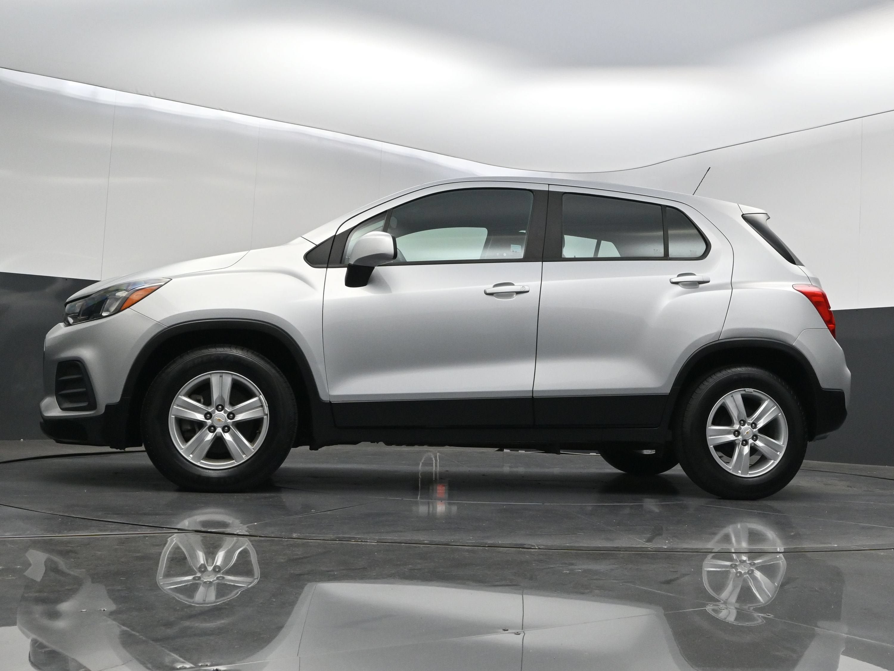 Used 2020 Chevrolet Trax LS FWD image 33