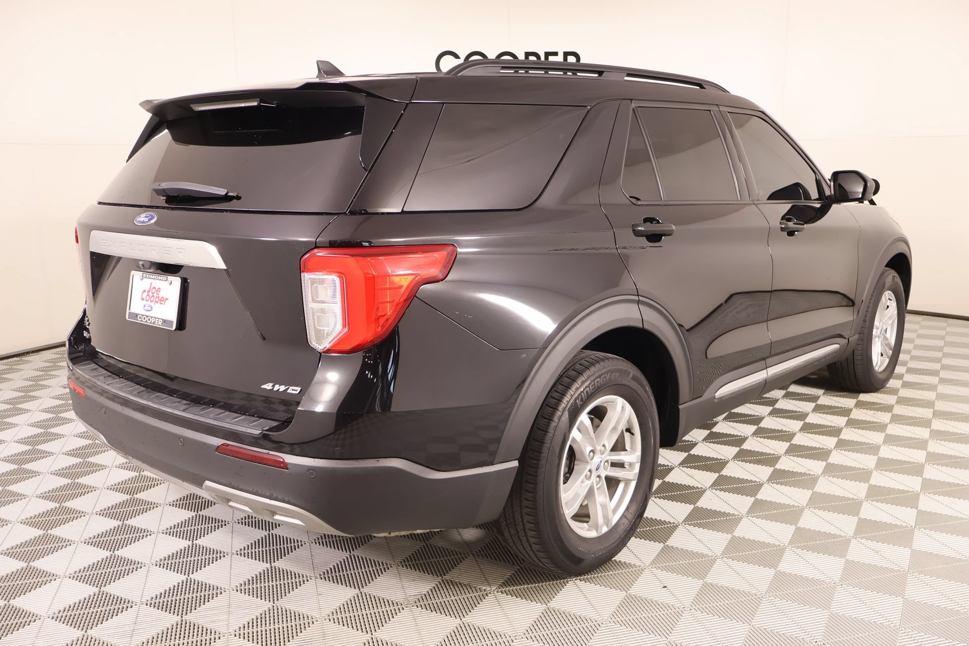 Used 2023 Ford Explorer XLT w/ Equipment Group 202A AWD/4WD image 21
