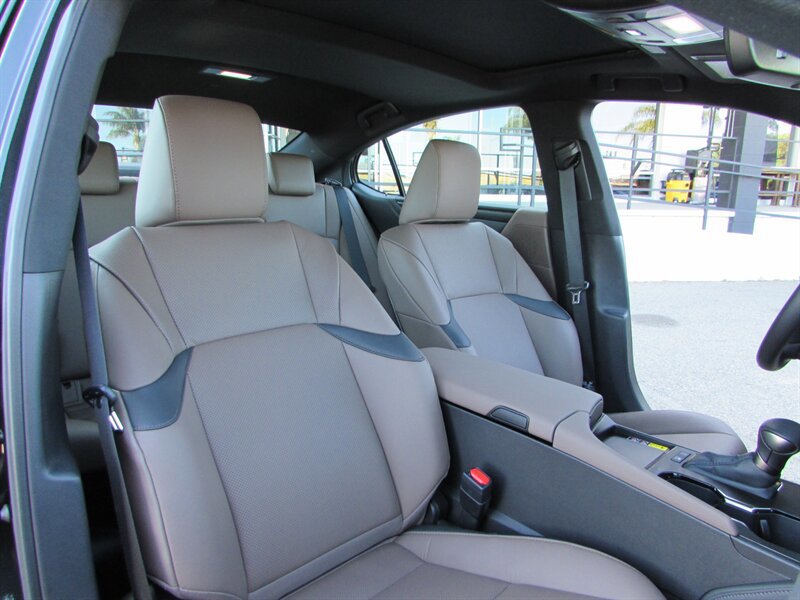 Used 2025 Lexus ES 300h w/ Premium Package FWD image 30