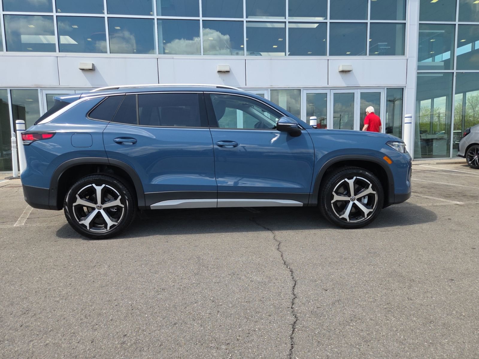 New 2026 Volkswagen Tiguan SE AWD/4WD image 2