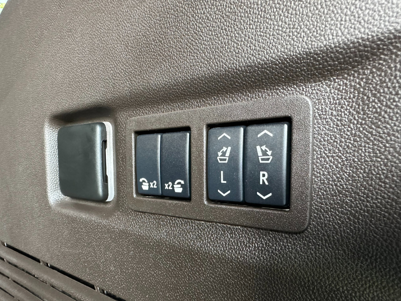 Used 2024 GMC Yukon XL SLT w/ SLT Luxury Package image 40