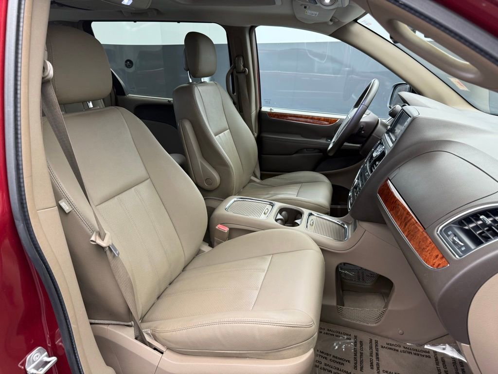 Used 2016 Chrysler Town & Country Touring-L image 48