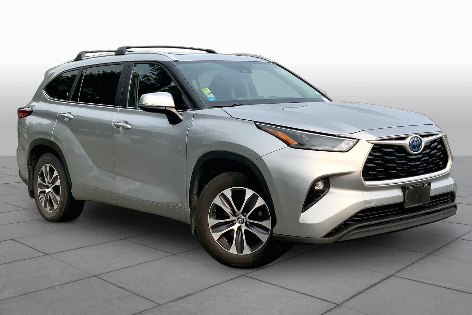 Used 2023 Toyota Highlander XLE AWD/4WD image 3