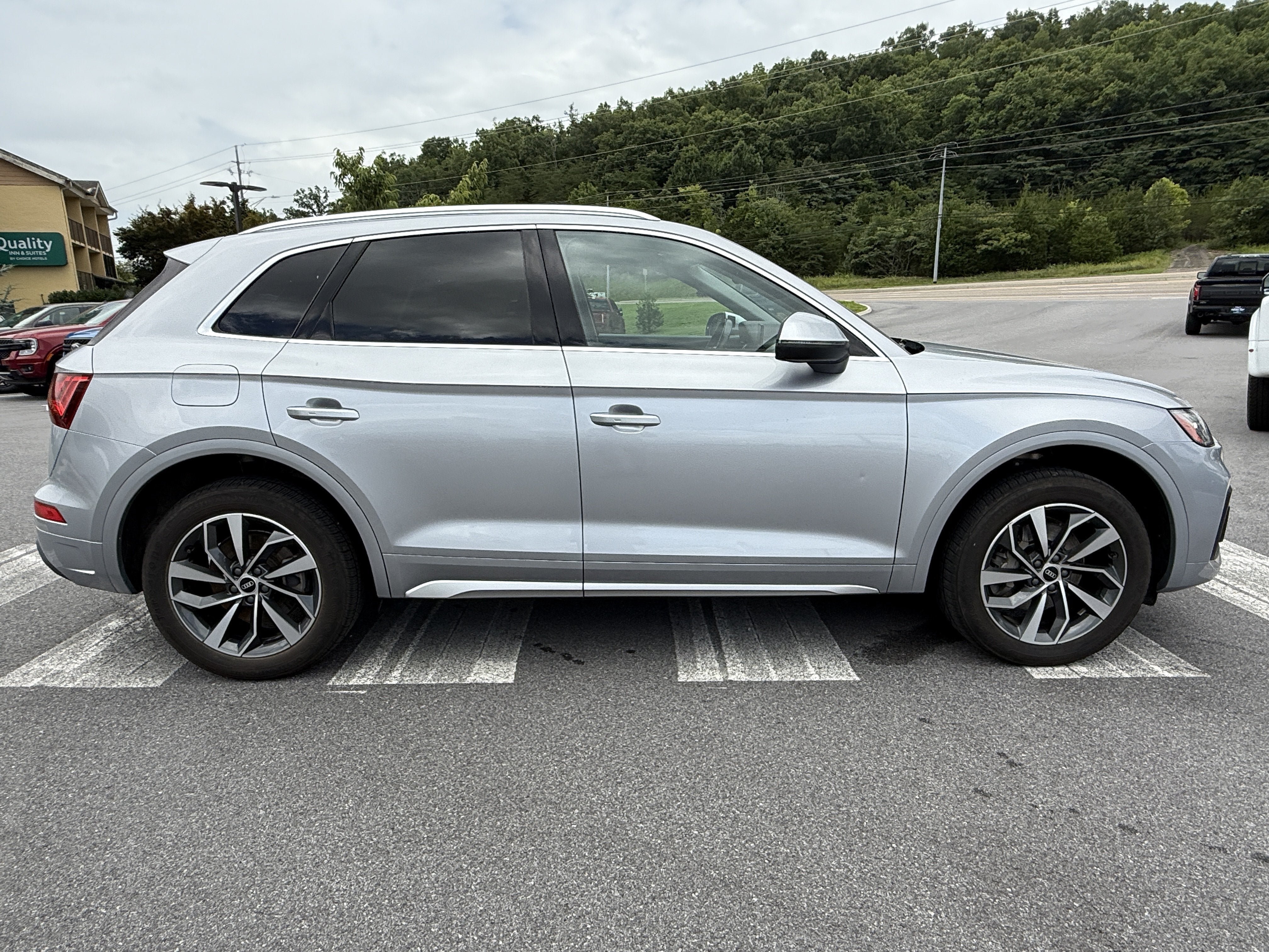 Used 2021 Audi Q5 2.0T Premium w/ Convenience Package AWD/4WD image 4