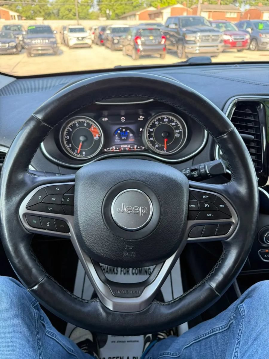 Used 2019 Jeep Cherokee Limited AWD/4WD image 16
