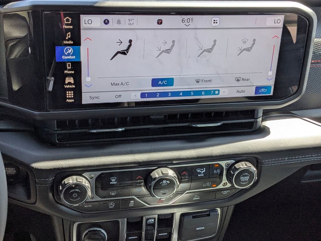 Used 2025 Jeep Gladiator Rubicon AWD/4WD image 19