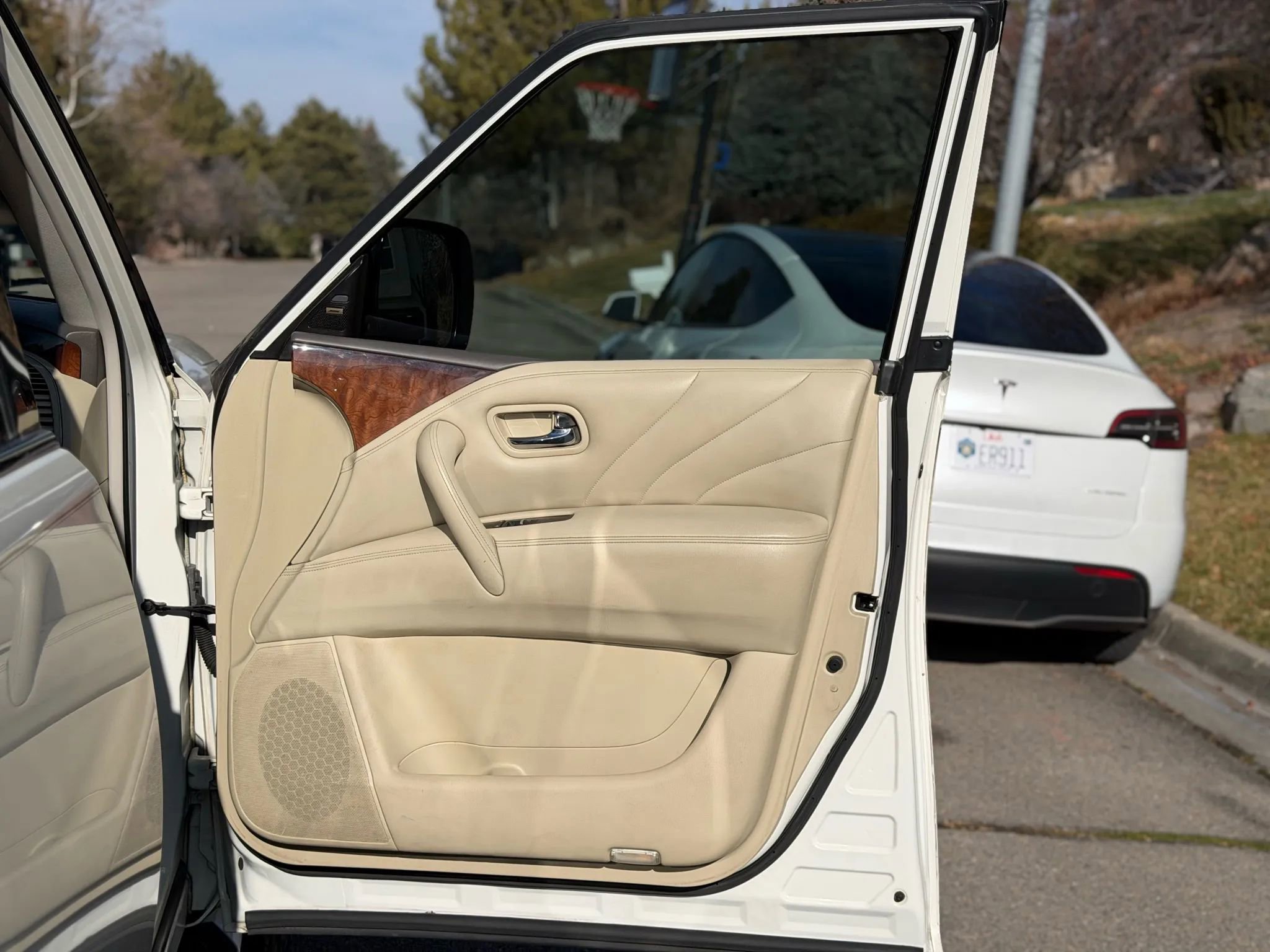 Used 2016 INFINITI QX80 4WD w/ Deluxe Technology Package image 2