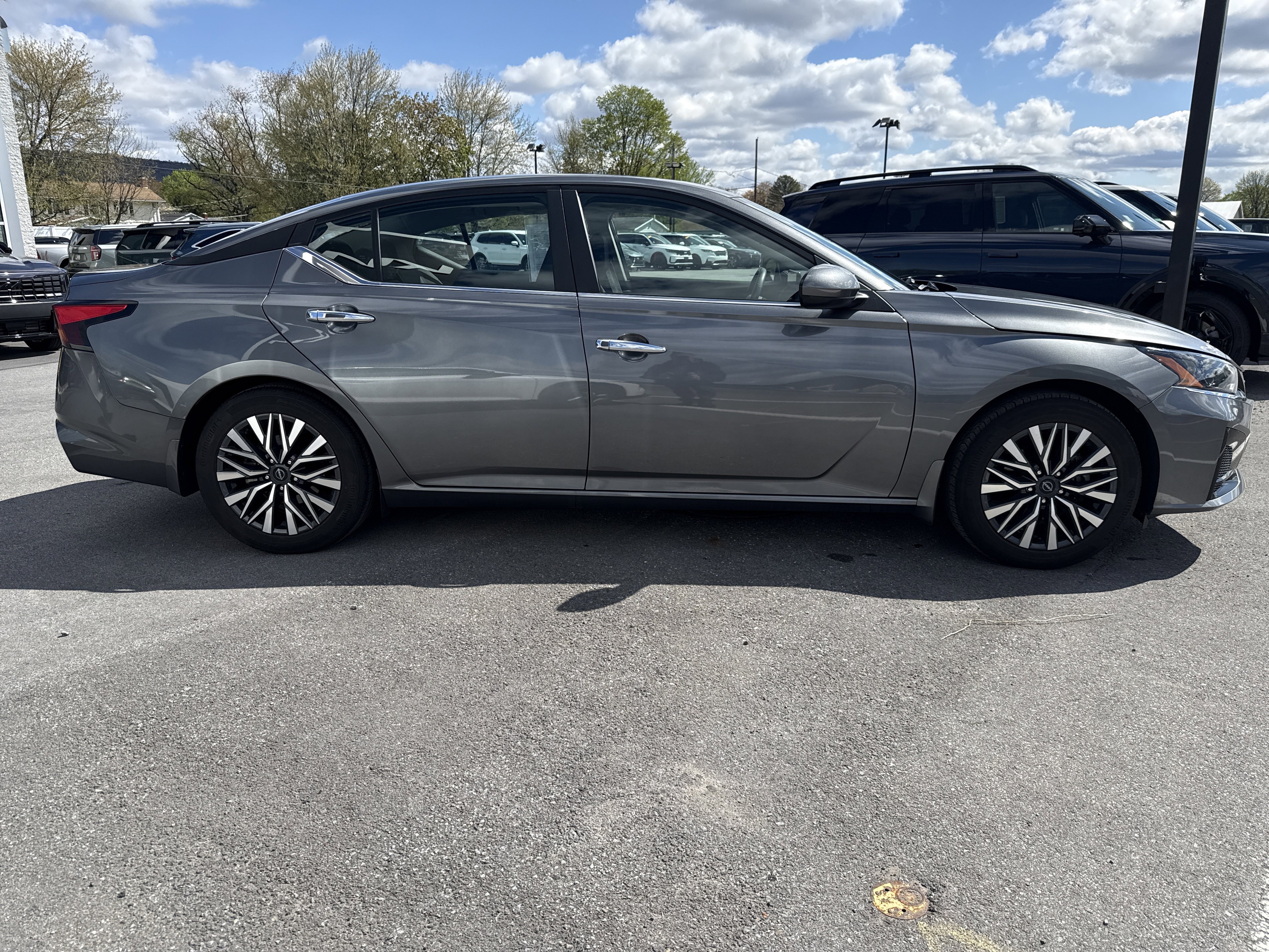 Used 2023 Nissan Altima 2.5 SV w/ SV Premium Package FWD image 2