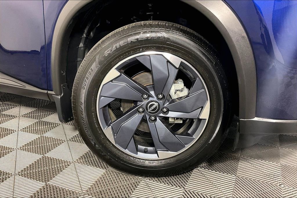 Certified 2025 Nissan Rogue SV FWD image 10