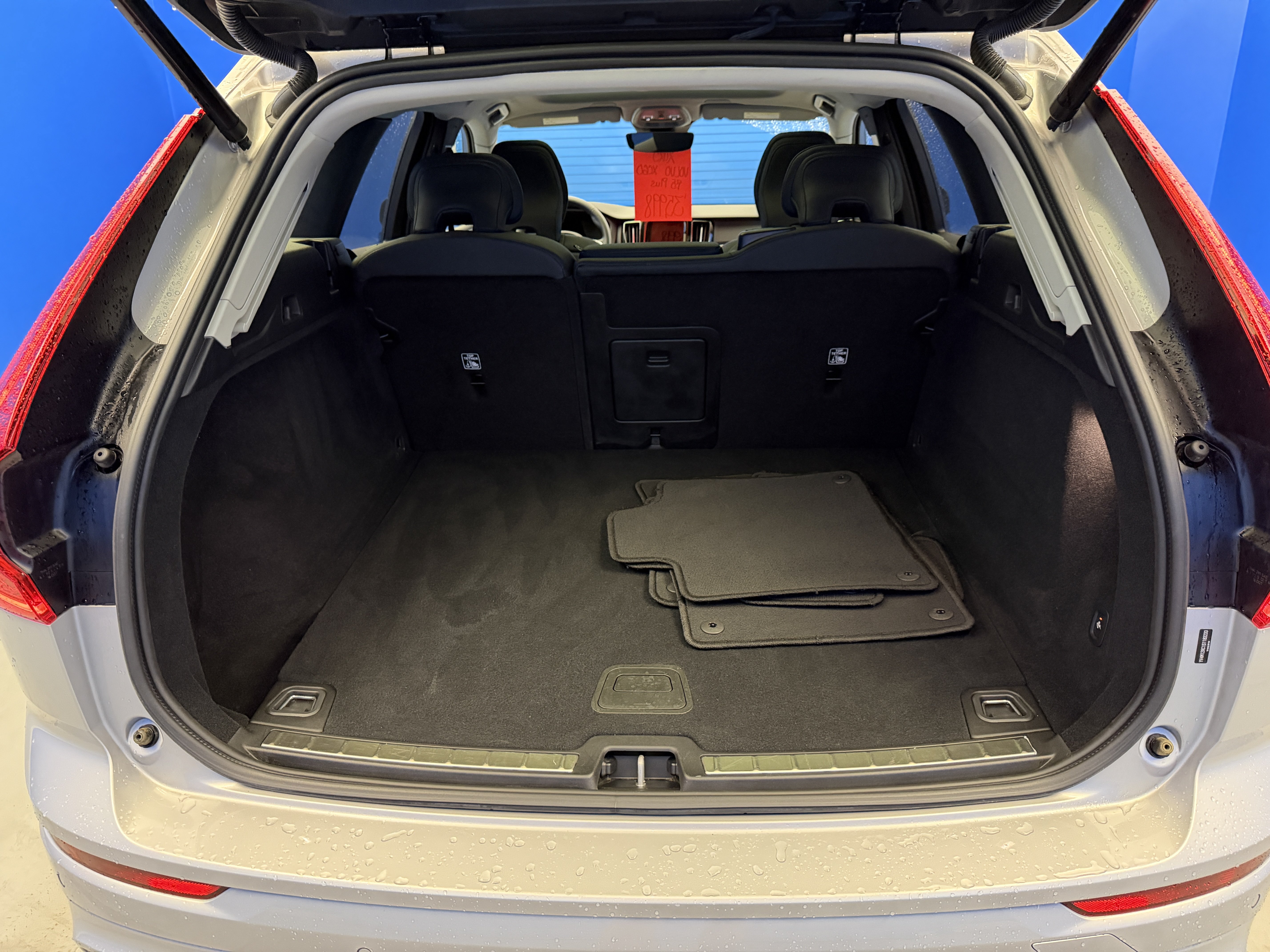Used 2025 Volvo XC60 B5 Plus AWD/4WD image 27