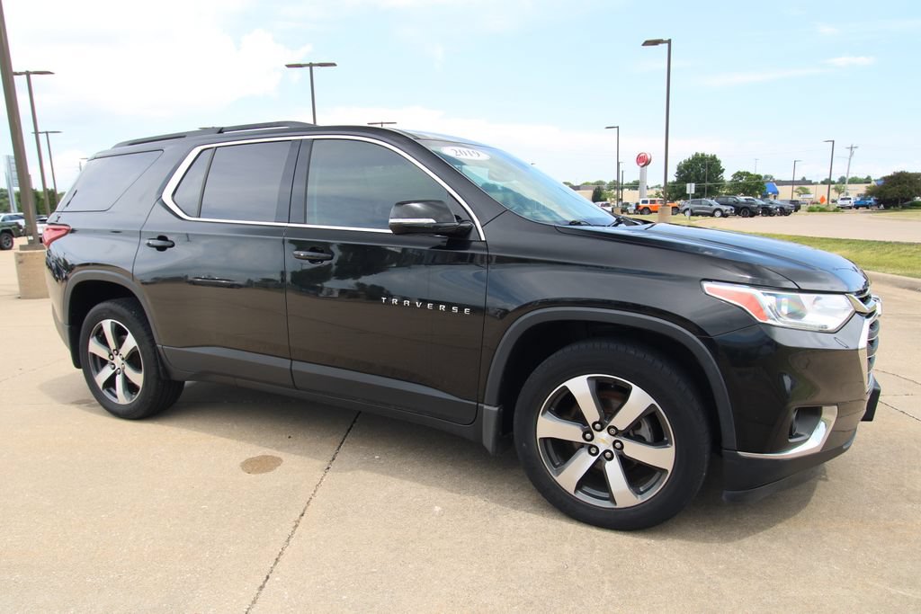 Used 2019 Chevrolet Traverse LT w/ LPO, Blackout Package AWD/4WD image 3