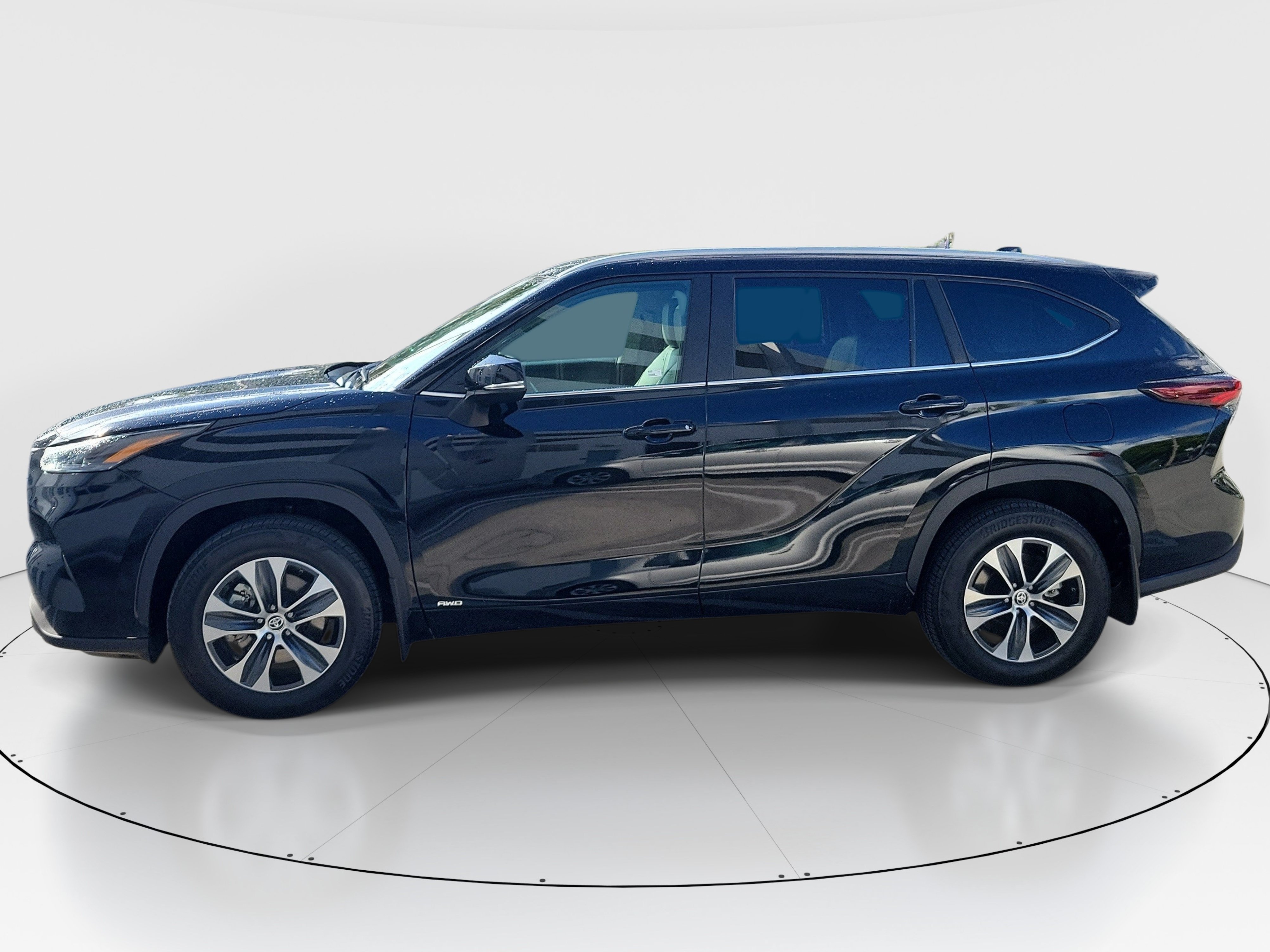 Certified 2025 Toyota Highlander XLE AWD/4WD image 4