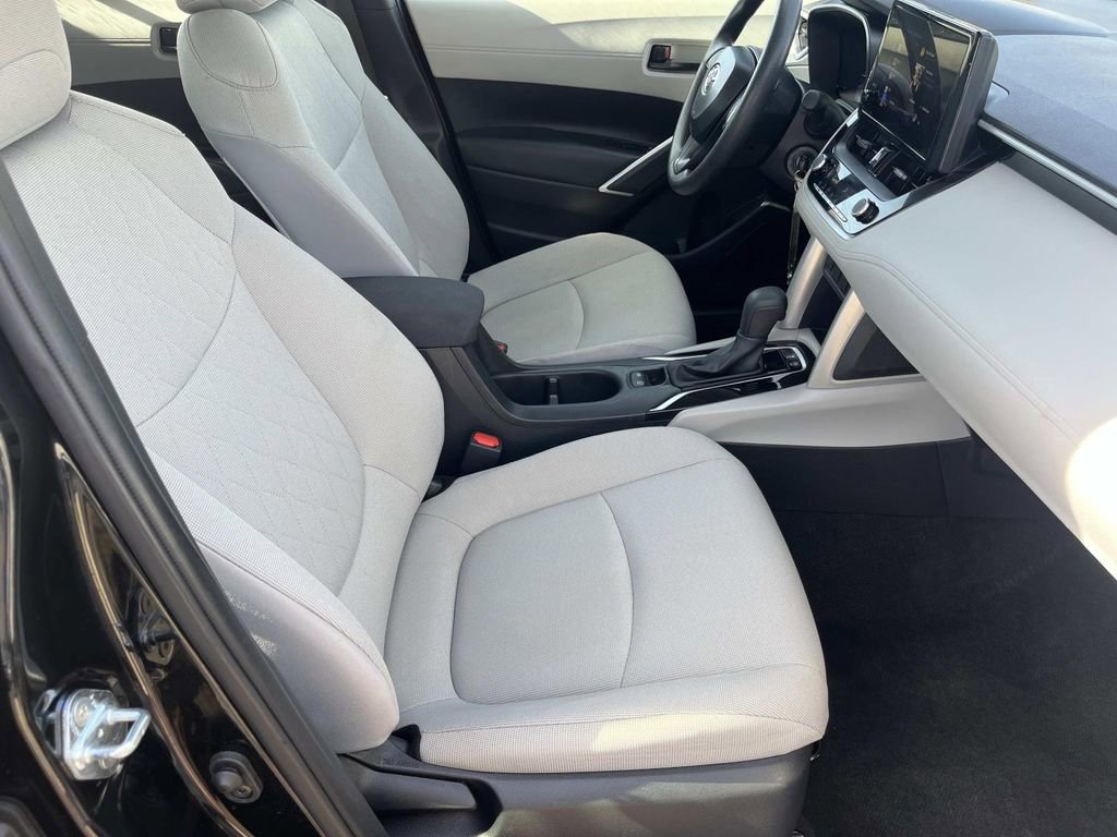 Used 2025 Toyota Corolla Cross L image 19