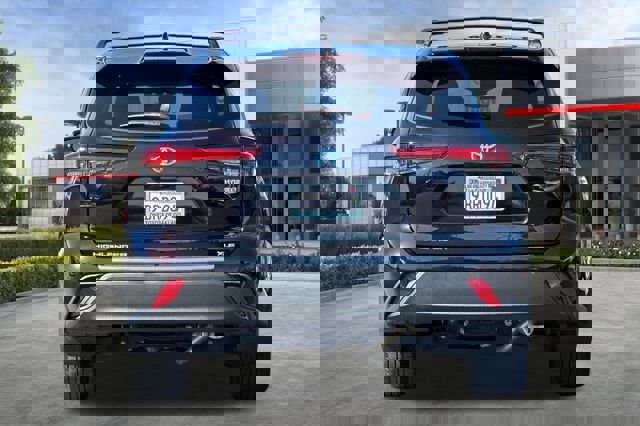 Used 2022 Toyota Highlander XLE AWD/4WD image 5